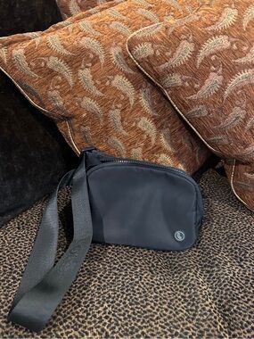 Lole Unisex Crossbody Belt Bag in Black